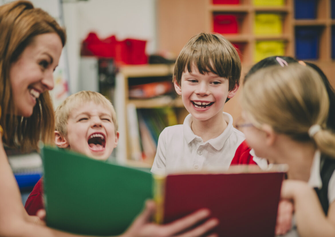 Las clases extraescolares de inglés para niños es una gran manera de invertir en su futuro. A pesar de que en el sistema educativo actual ha aumentado la importancia de este idioma, no ofrece la calidad de enseñanza que se necesita para manejarlo con soltura. Las clases extraescolares se enfocan en las necesidades del alumno estableciendo objetivos concretos.